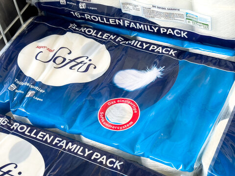 Softis toilet paper family pack with feather design