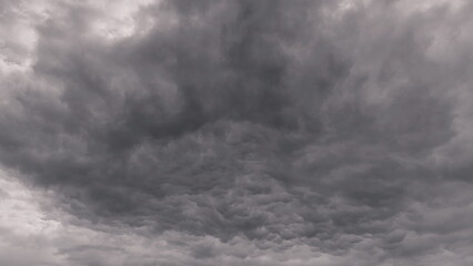 Obraz premium A Dramatic and Dark Cloudy Sky is Seen Right Before the Storm Approaches, Foreboding Time lapse.