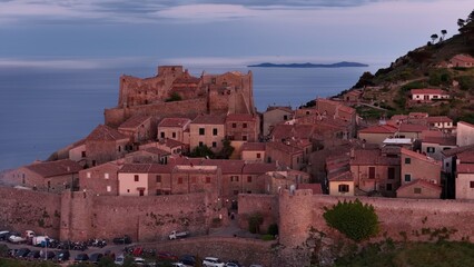 Isola del Giglio, Toscana, Italia. Tramonto sul borgo medievale dell'Isola.
Veduta aerea al crepuscolo del borgo chiamato Giglio Castello. 