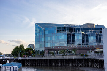 Obraz premium Beautiful bay with modern building with blue glass with a blue sky in the background