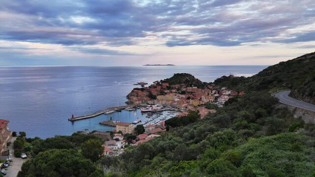 Il porto e il borgo marinaro dell'Isola del Giglio, Toscana, Italia. 
Veduta aerea del paesino che affaccia sul porto dell'isola del Giglio difronte all'Argentario. 