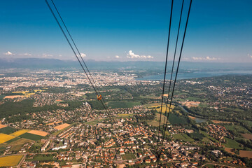 Le téléphérique du Salève transporte les visiteurs depuis la plaine jusqu’au sommet de la montagne, offrant une vue spectaculaire sur Genève, le lac Léman et les Alpes. 