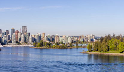 Fototapeta premium Scenic View of Downtown Vancouver Skyline with Waterfront and Greenery