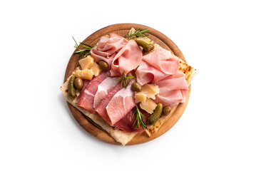 Tagliere con salumi e parmigiano, antipasti italiani 