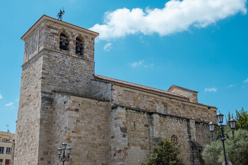 Fachada norte de la iglesia románica siglo XII de San Juan Bautista en Zamora, España