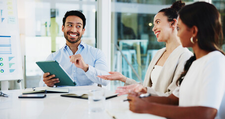 Obraz premium Tablet, good news and business people in office with teamwork, collaboration or review on report. Technology, discussion and group of financial advisors with company investment, profit or revenue.