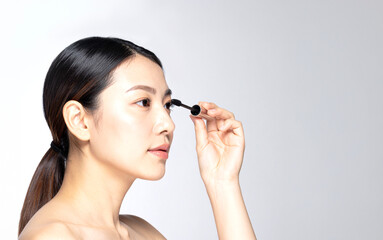 マスカラを塗る美しい日本人女性の横顔 AI生成画像