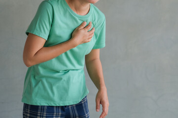 A middle-aged woman felt severe chest pain. heart attack caused by stress, heart disease, Human pain