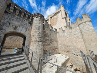 19 de Abril de 2025. Entrada al castillo medieval de Peñafiel, España, Monumento Nacional desde...