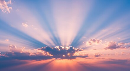 Fototapeta premium 空に放射状に広がる太陽光線と雲 | 希望、信仰、インスピレーションをテーマにした瞑想的な空の風景イメージ