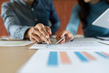 Plakat ESG Business Discussion. Professionals analyzing data and charts for sustainable development.