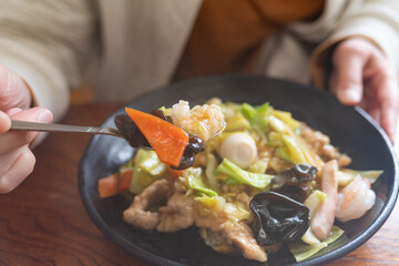 美味しい中華飯を食べる人