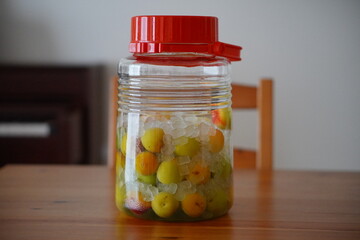 梅酒を自宅で手作り。梅仕事を終えて梅を漬け始めたところ。