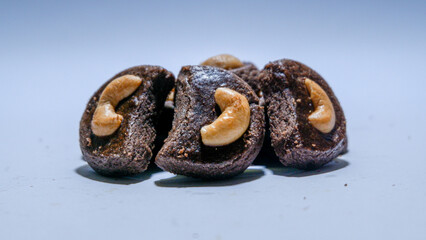 photo of chocolate flavored nastar cake with cashew nut topping on top