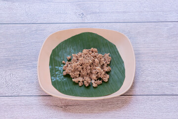 Sliced ​​pork, boiled in hot water, placed on banana leaves.