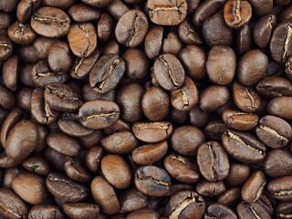 신선하고 향긋한 갓 구운 커피콩