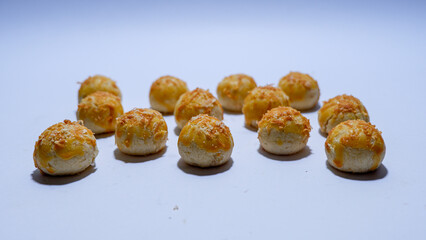 photo of nastar cake with cheese topping on top