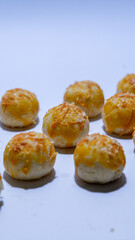 photo of nastar cake with cheese topping on top