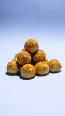 photo of nastar cake with cheese topping on top