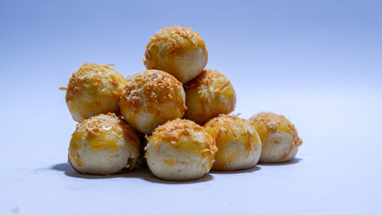 photo of nastar cake with cheese topping on top