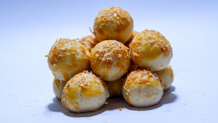 photo of nastar cake with cheese topping on top