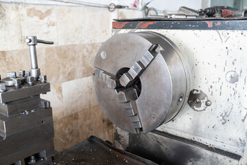 Machining of metal by cutting on a turning and milling machine