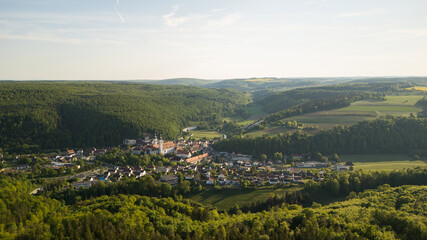 Naklejka premium Zwiefalten im Frühlingsgrün. Klosterstadt aus der Vogelperspektive.