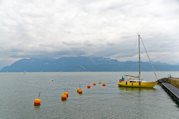 Voilier sur les rives du lac de Genève en Suisse