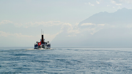 Bateau à vapeur à roues à aubes sur le lac de Genève