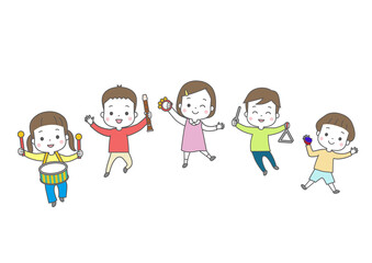 笑顔で楽しそうに楽器を演奏している子供たち