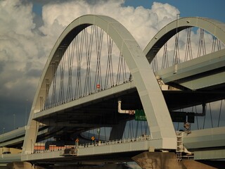 Fototapeta premium 夕暮れの首都高速のアーチ橋