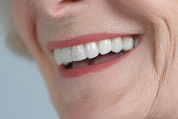 Obraz premium closeup portrait of elderly persons face genuine smile and warmth