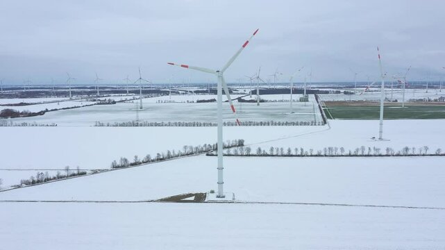 Windpark im Winter bestehend aus modernen Generatoren mit hohem Wirkungsgrad