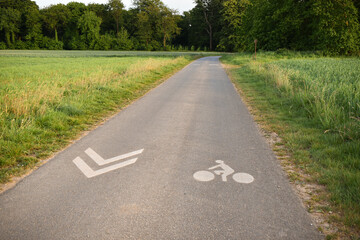 Symboles routiers pour une voie partagée : automobiles et cyclistes. Définit le partage de la...
