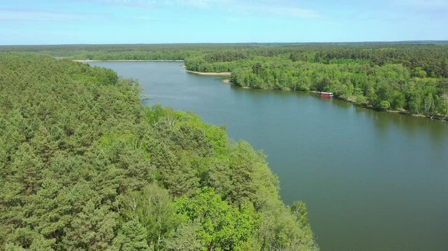 Flug &uuml;ber einen See in einer seenreichen Region im Land Brandenburg 