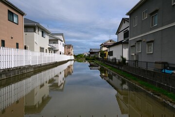 日本、 奈良県、葛城市、城市、建築、房屋、川、青空、雲