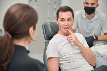 Male client complains on tooth pain and broken feelings to experienced dentist