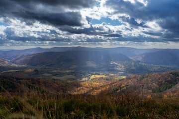 Obraz premium Explore the Serene Bieszczady Mountains: Rolling Hills, Untamed Wilderness & Breathtaking Panoramas of Poland's Eastern Carpathians. A fairytale shot, play of light, autumn colors