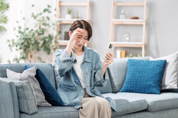 暑がる女性