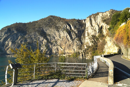 Veduta autunnale del Lago d'Iseo. Provincia di Bergamo, Lombardia, Italia.