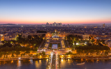 Vue de la ville de Paris de nuit de la Tour Eiffel