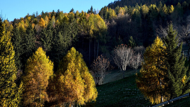 Veduta autunnale delle montagne della valle dell'Oglio alla confluenza con il lago d'Iseo. Provincia di Brescia, Lombardia, Italia.