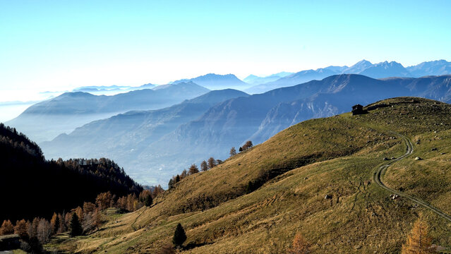 Veduta autunnale delle montagne della valle dell'Oglio alla confluenza con il lago d'Iseo. Provincia di Brescia, Lombardia, Italia.