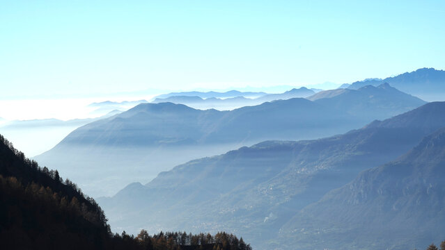 Veduta autunnale delle montagne della valle dell'Oglio alla confluenza con il lago d'Iseo. Provincia di Brescia, Lombardia, Italia.