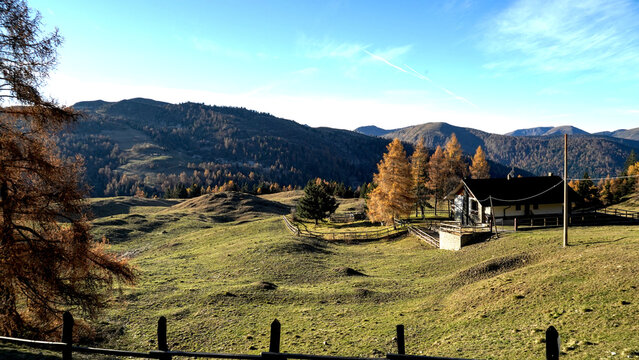 Veduta autunnale delle montagne della valle dell'Oglio alla confluenza con il lago d'Iseo. Provincia di Brescia, Lombardia, Italia.
