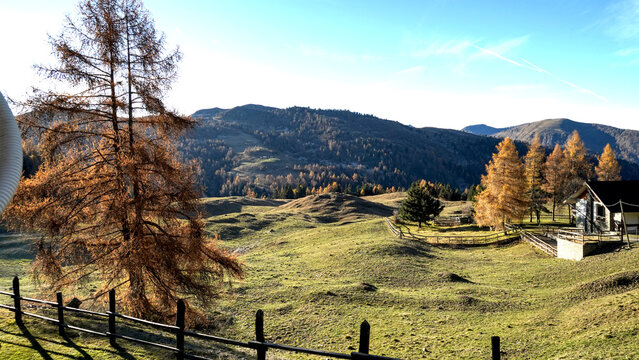 Veduta autunnale delle montagne della valle dell'Oglio alla confluenza con il lago d'Iseo. Provincia di Brescia, Lombardia, Italia.