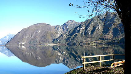Panorama autunnale del lago d'Idro o Eridio è un lago di origine glaciale situato in provincia di...