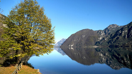 Panorama autunnale del lago d'Idro o Eridio è un lago di origine glaciale situato in provincia di...