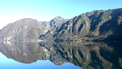 Panorama autunnale del lago d'Idro o Eridio è un lago di origine glaciale situato in provincia di...