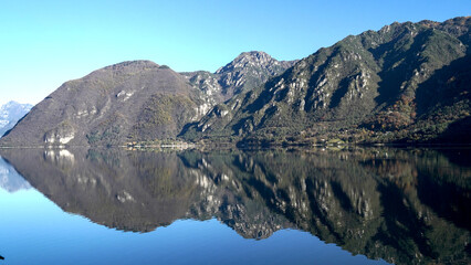 Panorama autunnale del lago d'Idro o Eridio è un lago di origine glaciale situato in provincia di...